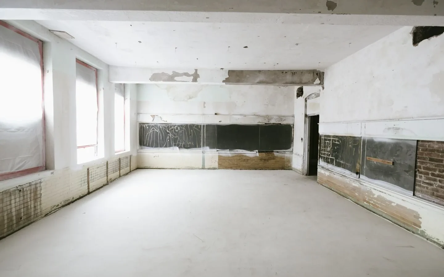 Grande pièce vidée pendant des travaux de rénovation.