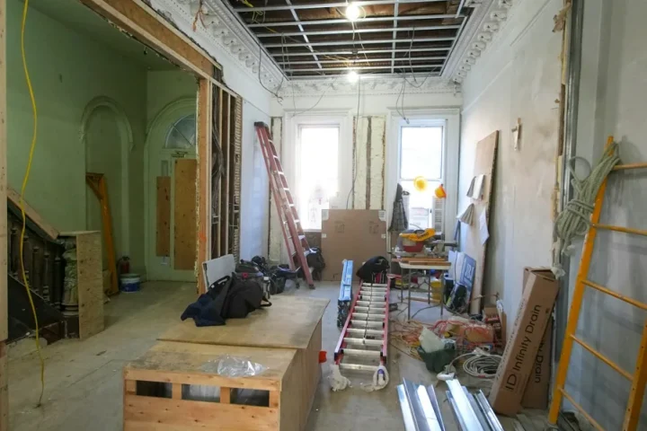 Matériaux et structure de plafond apparente dans un logement en travaux.