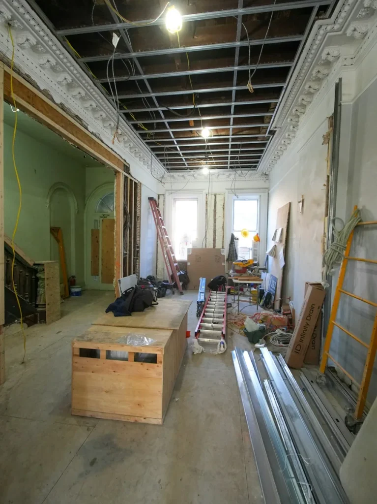 Matériaux et structure de plafond apparente dans un logement en travaux.