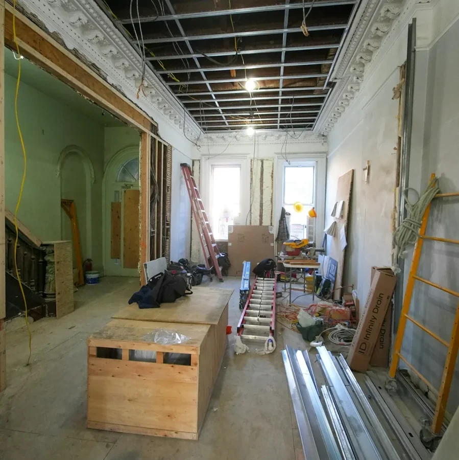 Matériaux et structure de plafond apparente dans un logement en travaux.
