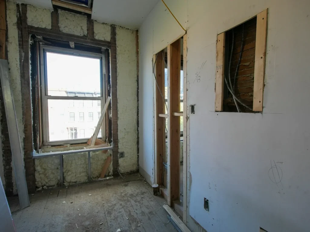 Fenêtre et cloisons ouvertes dans une pièce en rénovation.