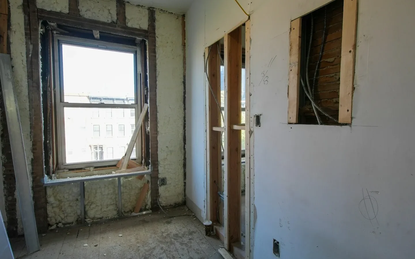 Fenêtre et cloisons ouvertes dans une pièce en rénovation.