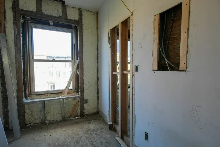 Fenêtre et cloisons ouvertes dans une pièce en rénovation.