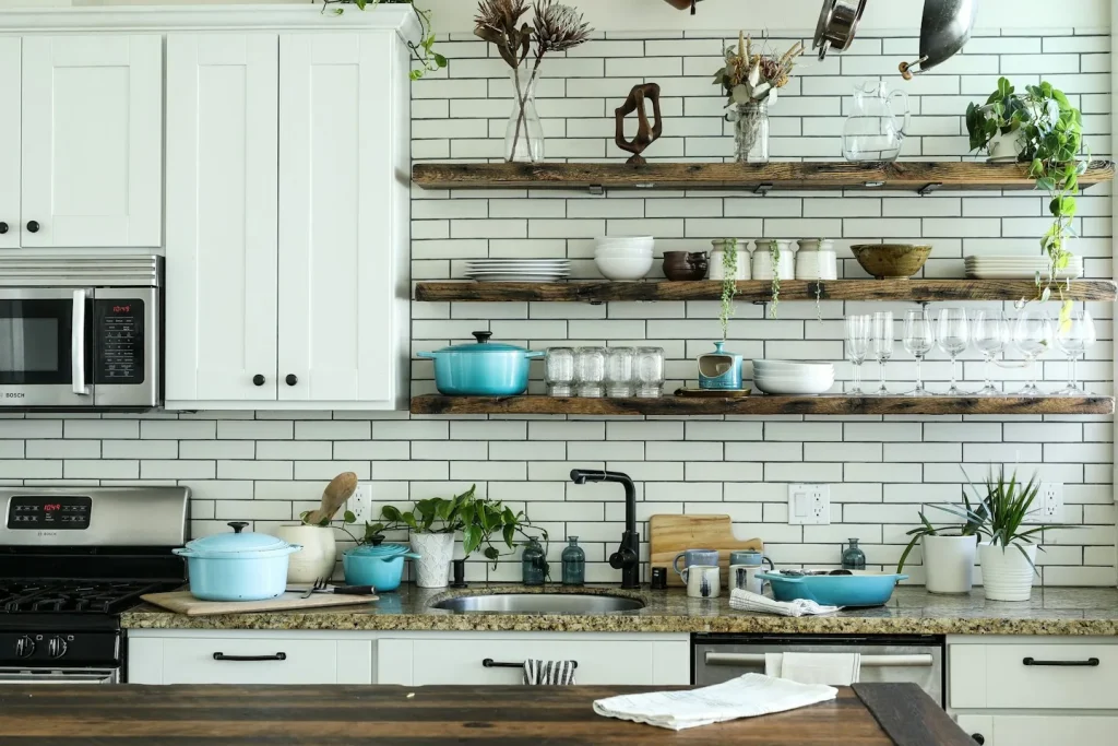 Cuisine équipée avec étagères ouvertes et plan de travail.