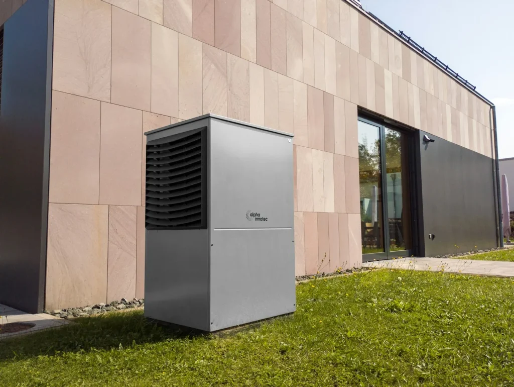 Unité extérieure de chauffage installée contre un bâtiment.