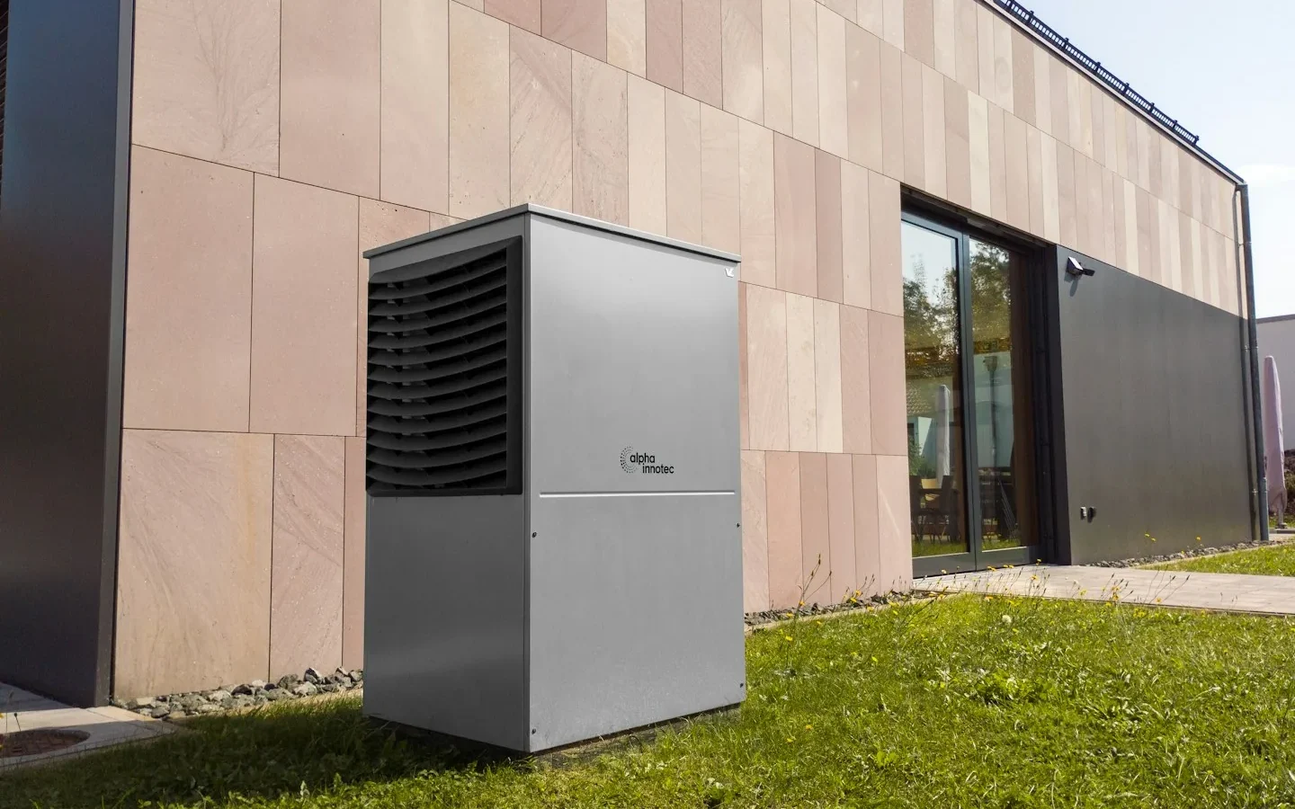 Unité extérieure de chauffage installée contre un bâtiment.