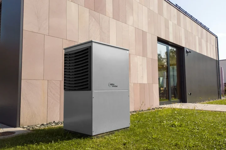 Unité extérieure de chauffage installée contre un bâtiment.
