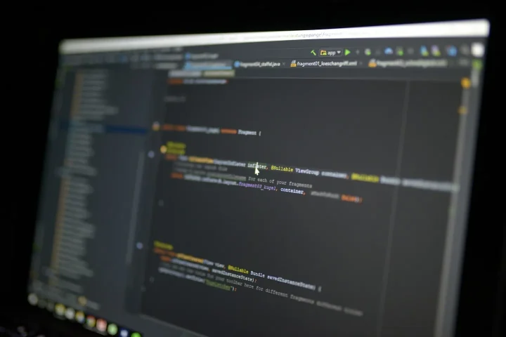 Écran d’ordinateur affichant du code.
