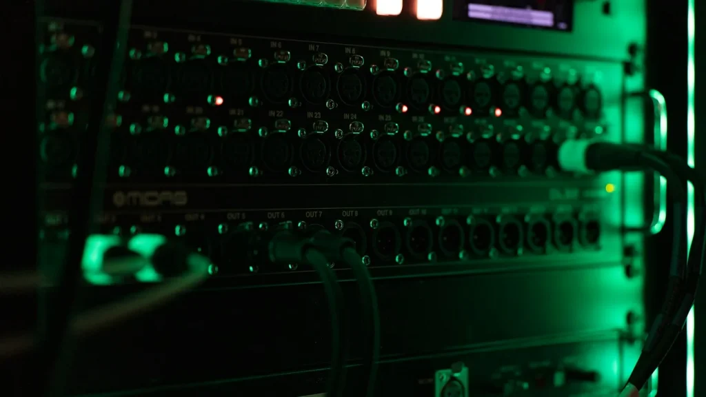 Baie de serveurs informatiques avec voyants lumineux.