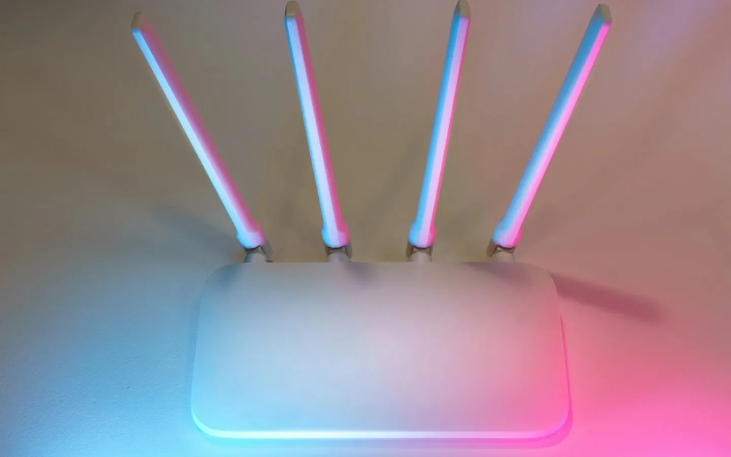 Routeur Wi-Fi blanc muni de quatre antennes.