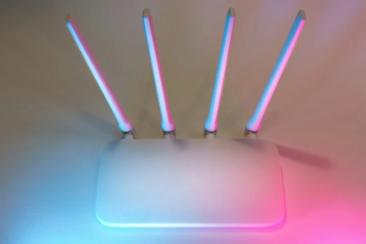 Routeur Wi-Fi blanc muni de quatre antennes.