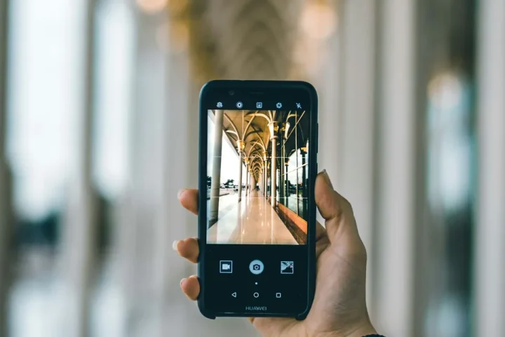 Personne prenant une photographie avec son téléphone.
