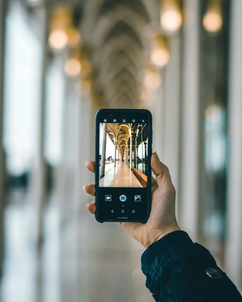 Personne prenant une photographie avec son téléphone.