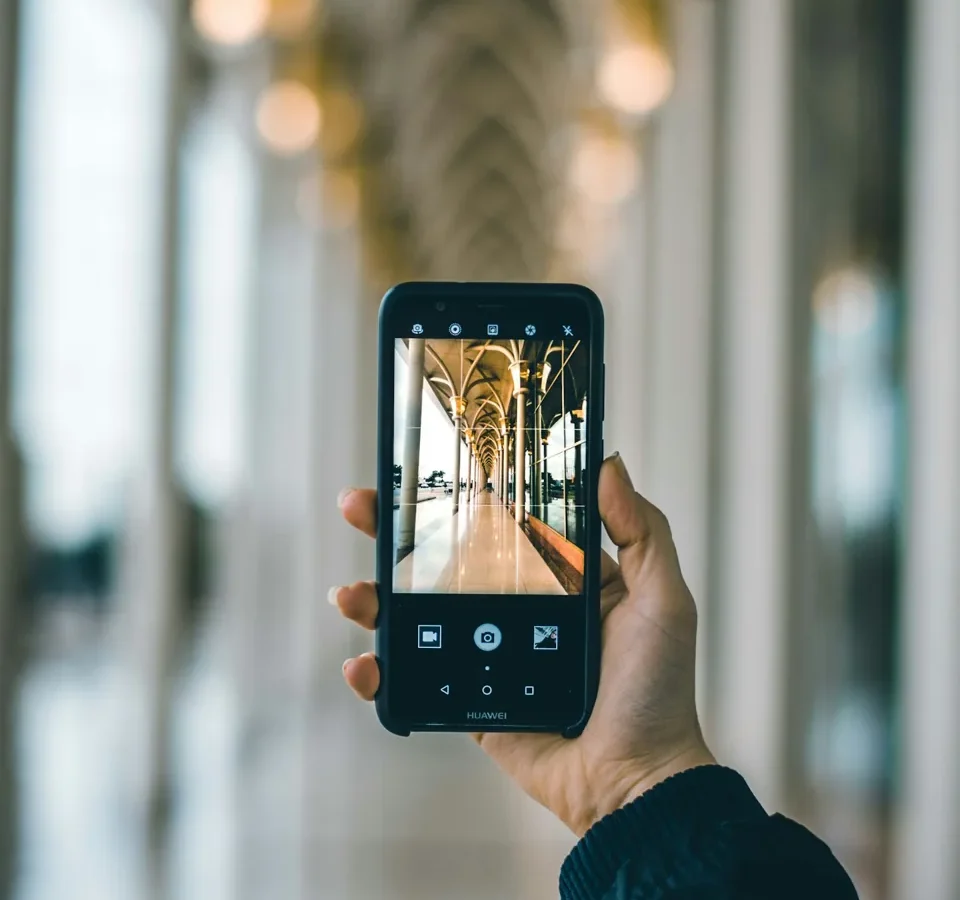 Personne prenant une photographie avec son téléphone.