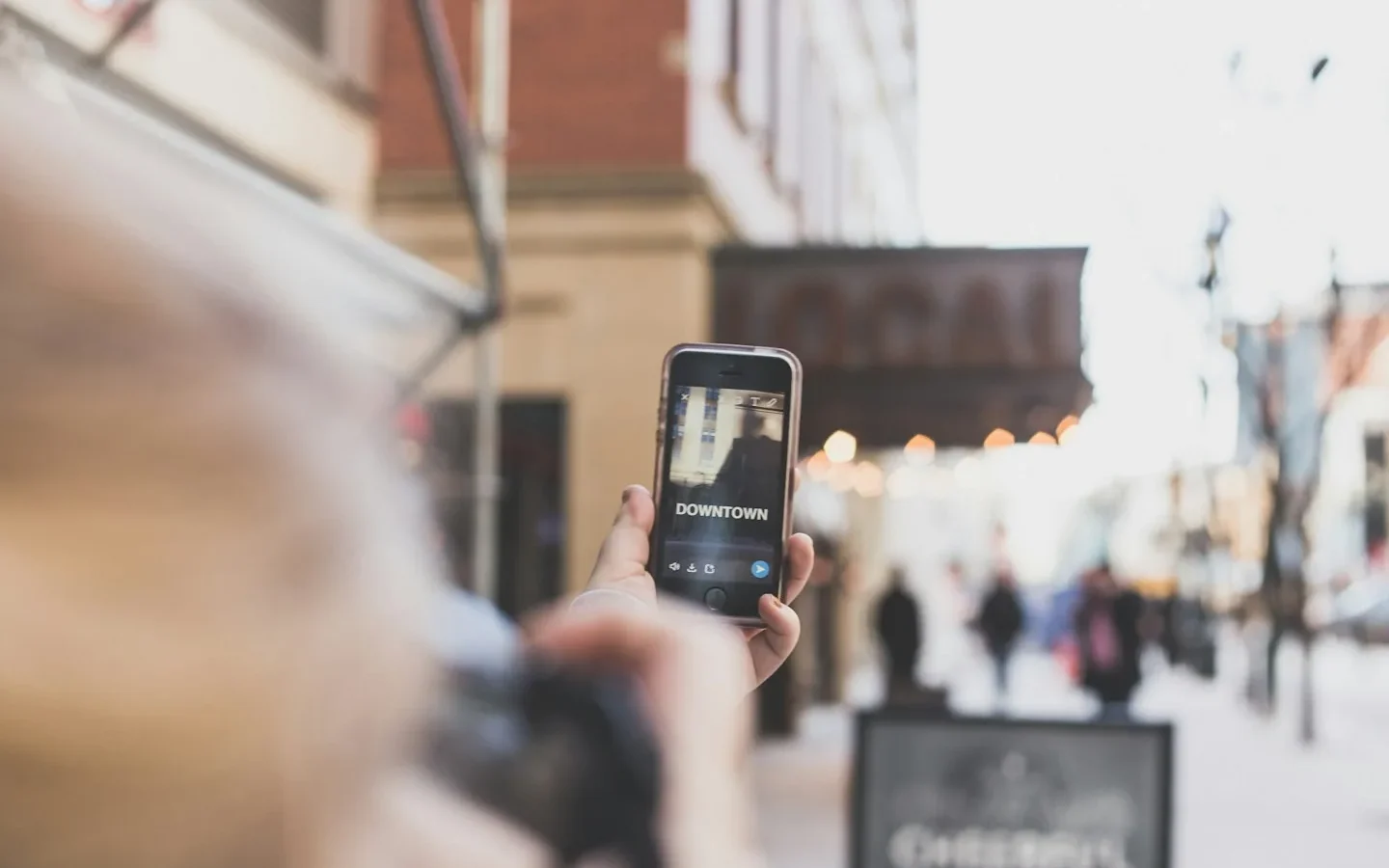 Smartphone utilisé pour prendre une photographie en ville.