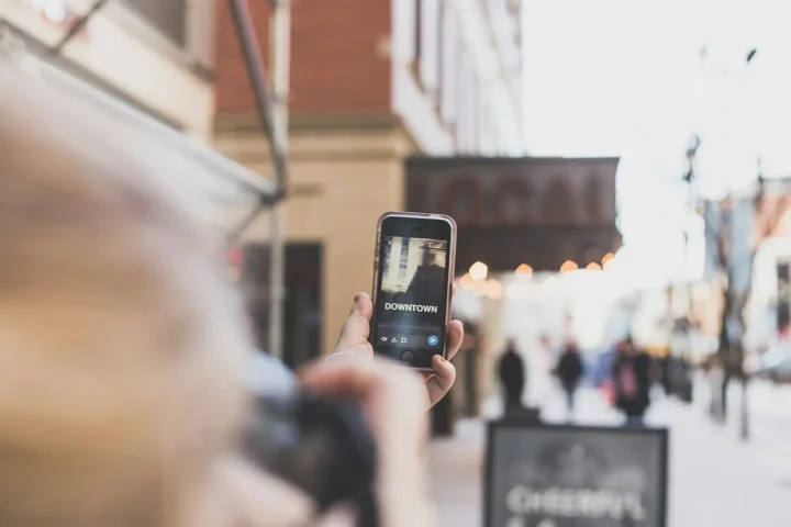 Smartphone utilisé pour prendre une photographie en ville.